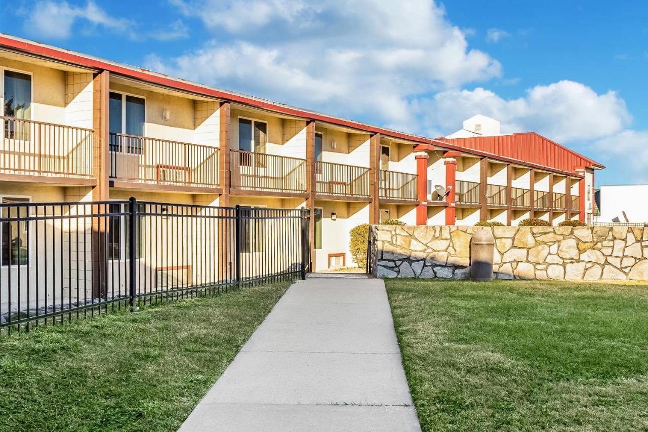 Countryside Kansas I-70 East Sports Complex Motel 2*